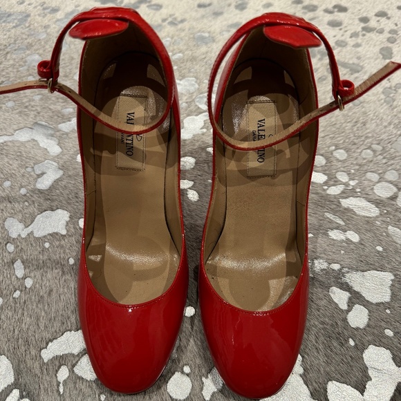 Valentino Garavani Tango Rosso Patent Leather Ankle-Strap Block Heel - Picture 3 of 4